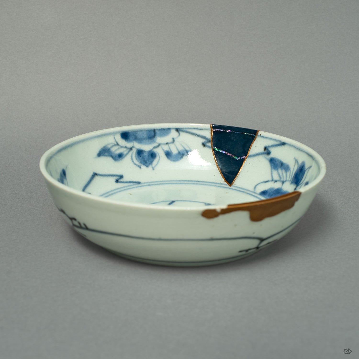 A front view of a Ko-Imari ware bowl, where lines of 24k gold and iridescent Raden inlay create a celestial dialogue on the porcelain canvas.