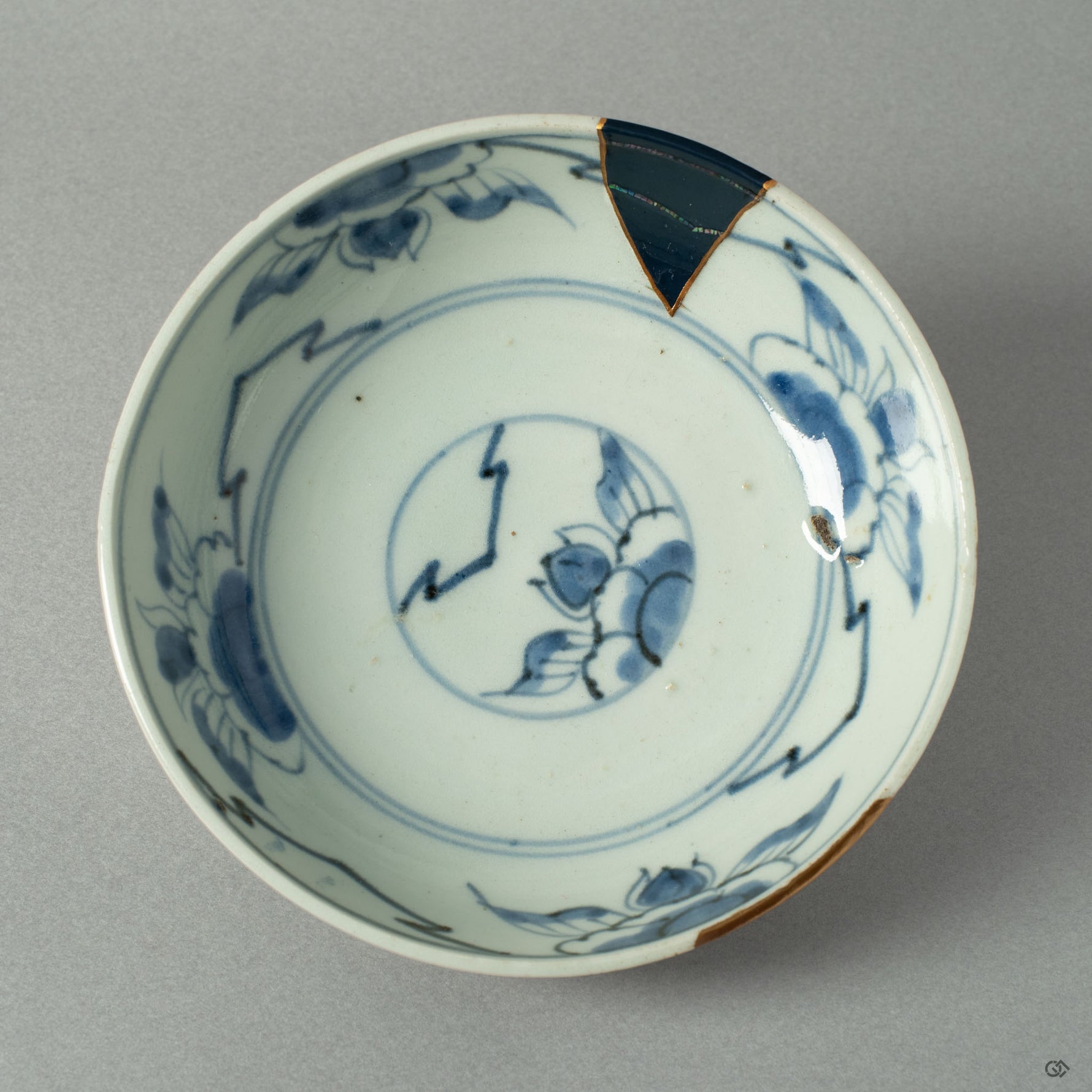 A top-down view of the Ko-Imari bowl, revealing the constellations of gold and Raden inlay scattered across its interior landscape.