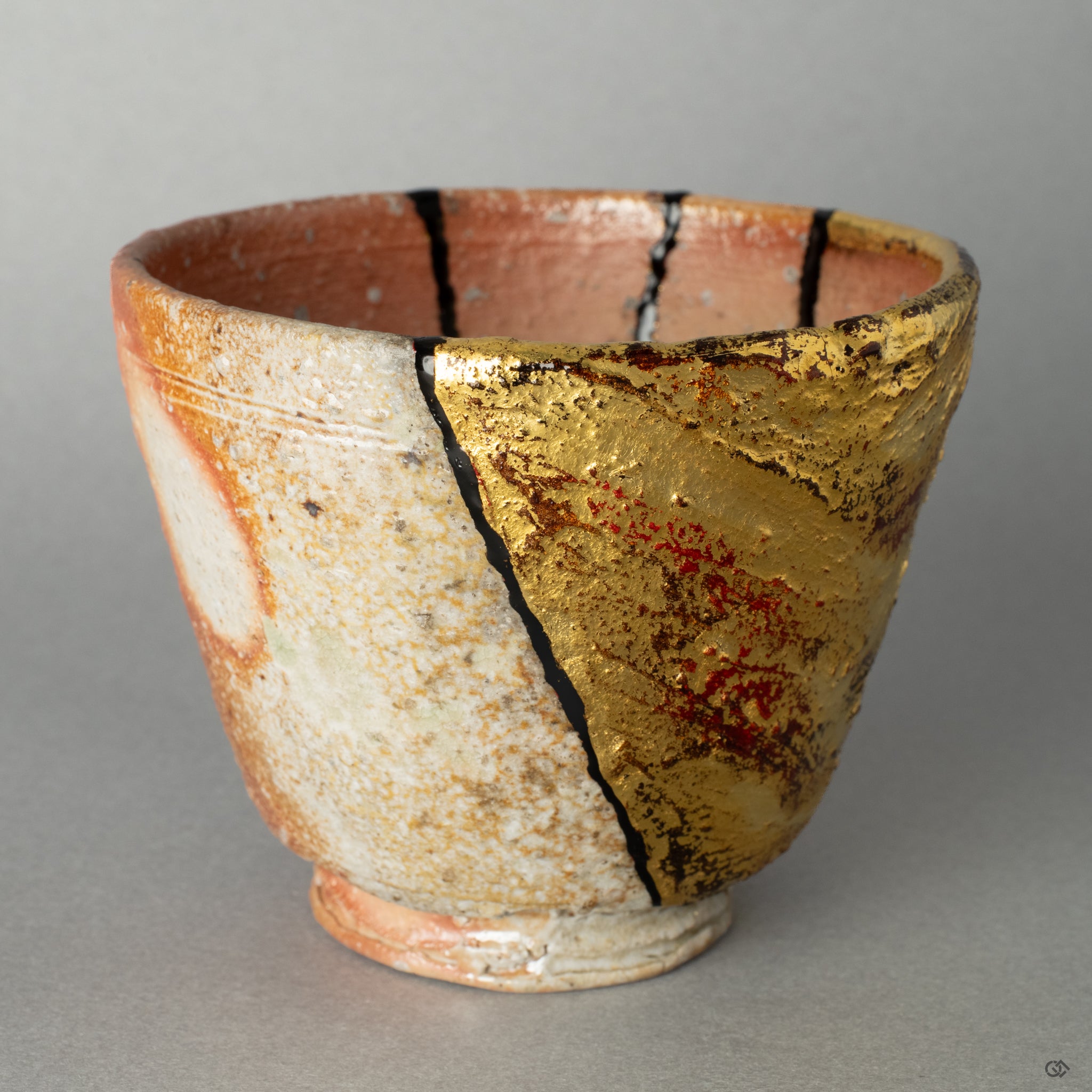 A macro detail of the iro-urushitsugi (colored lacquer) seam, showcasing the profound depth and mastery inherent in the art of urushi lacquer.