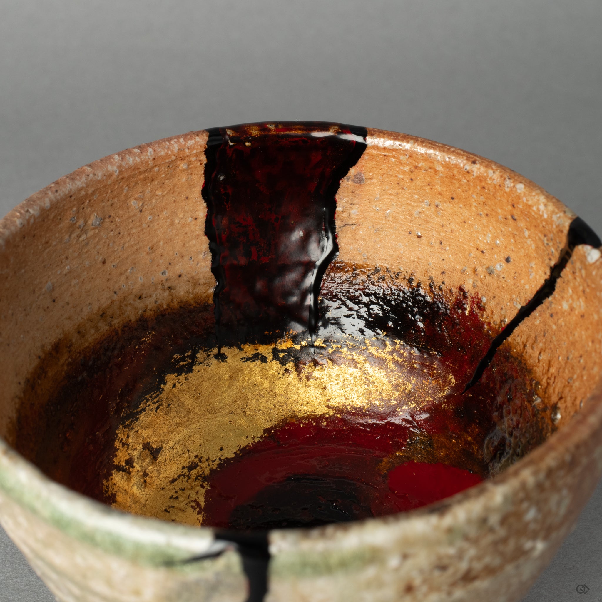 A macro view of the kawarinuri pattern, its abstract beauty a testament to the boundless creativity inherent in the art of urushi lacquer.