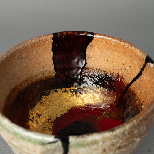 A macro view of the kawarinuri pattern, its abstract beauty a testament to the boundless creativity inherent in the art of urushi lacquer.