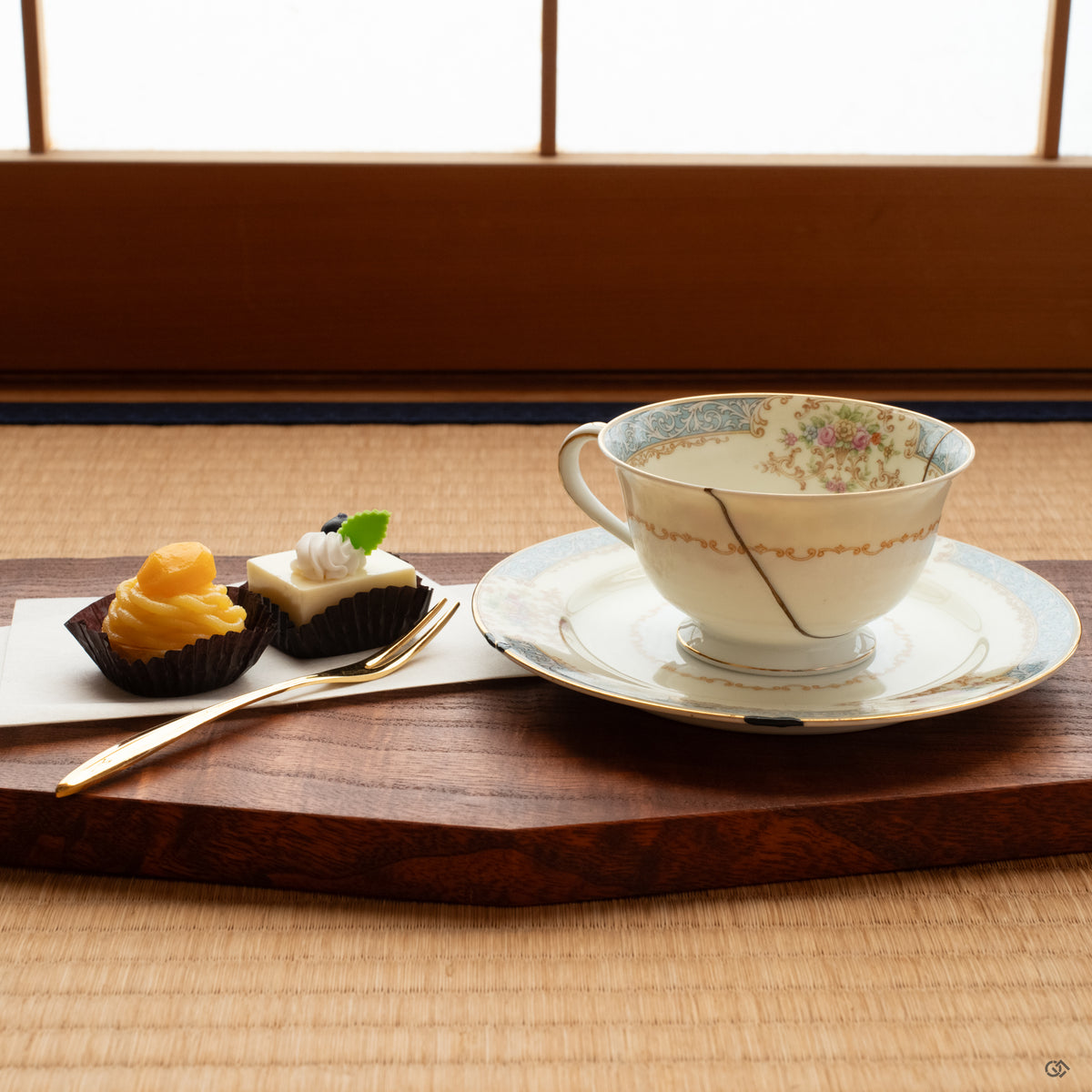 This complete Early Noritake kintsugi set includes confectionery and tells the story of its history and restoration, making it a treasured heirloom.