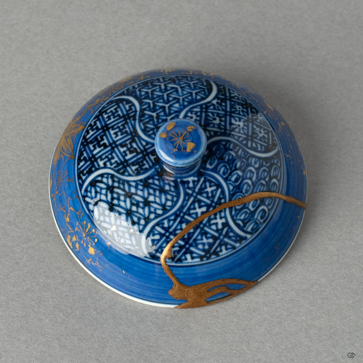 Top view of the lidded cups cover, highlighting the radiant 24K gold kintsugi repair—a testament to the philosophy of scars as beauty.