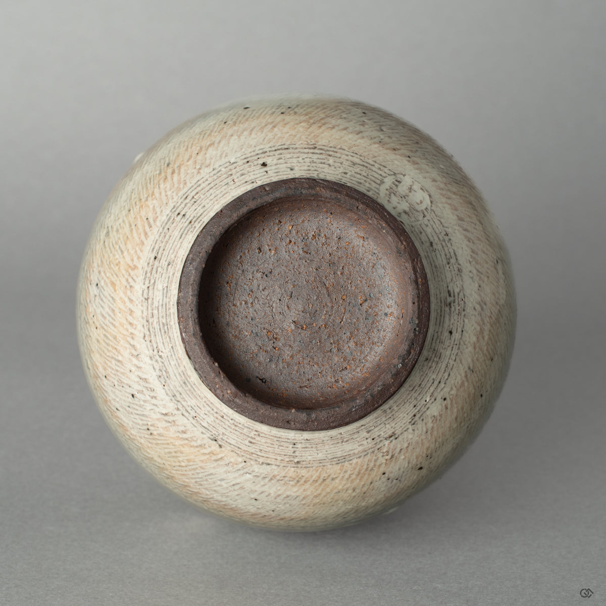 The foot and makers mark on the base of the Kyoto ware tokkuri, a signature of the authentic Japanese craftsmanship that began its story.