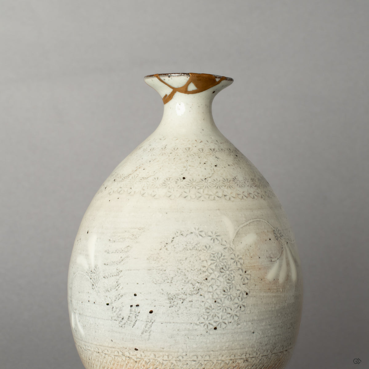 A close-up of the precise golden joinery on the Kyoto ware vessel, where 24K gold traces the past with profound respect and artistry.