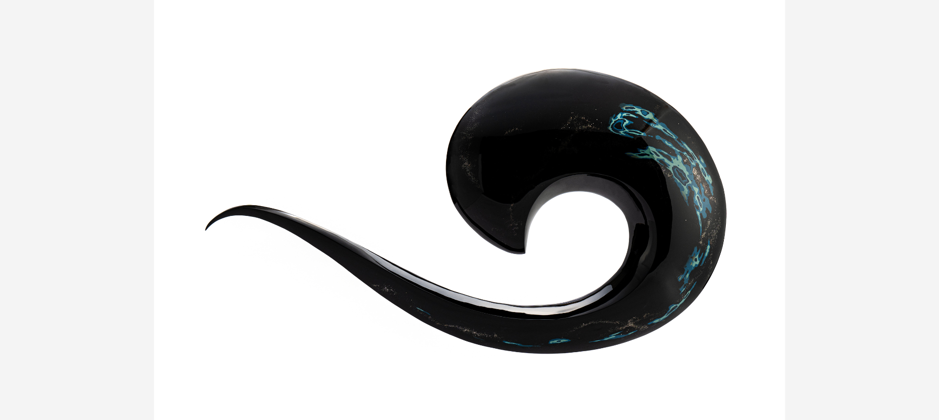 Keiko Hata, Kyoto-based urushi lacquer　artist, whose layered surfaces capture　starry skies and the quiet vastness of the cosmos through kawarinuri and raden　mother-of-pearl inlay techniques.