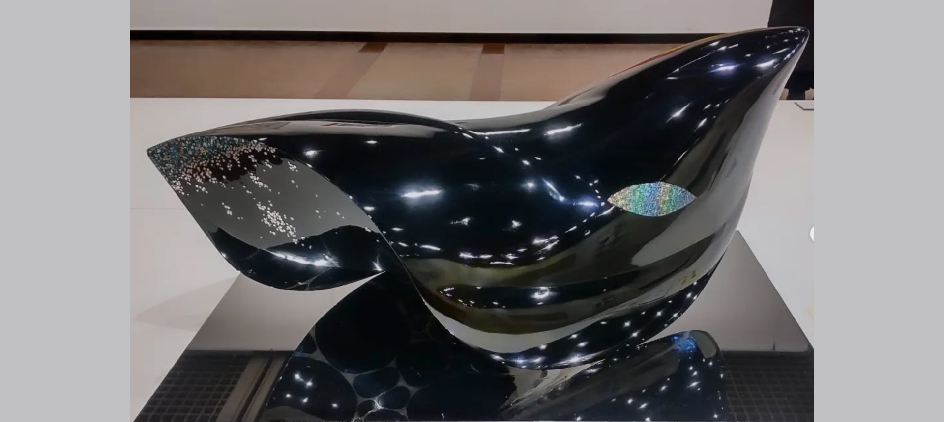 Maki Mizuno, Shiga-based urushi lacquer artist, whose kintsugi works fuse vibrant color with the deep black of urushi through a painter’s sensibility, creating contrasts that invite reflection.