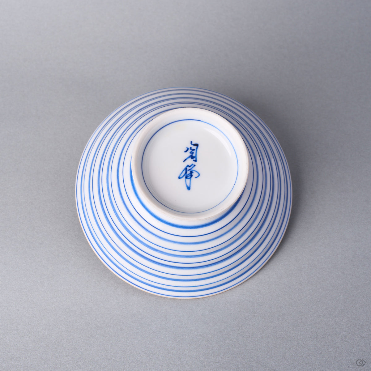 Kintsugi bowl base in Arita porcelain with the Gen-emon Kiln mark in blue inside the foot; the natural urushi and 24K gold restoration is on the lid only.