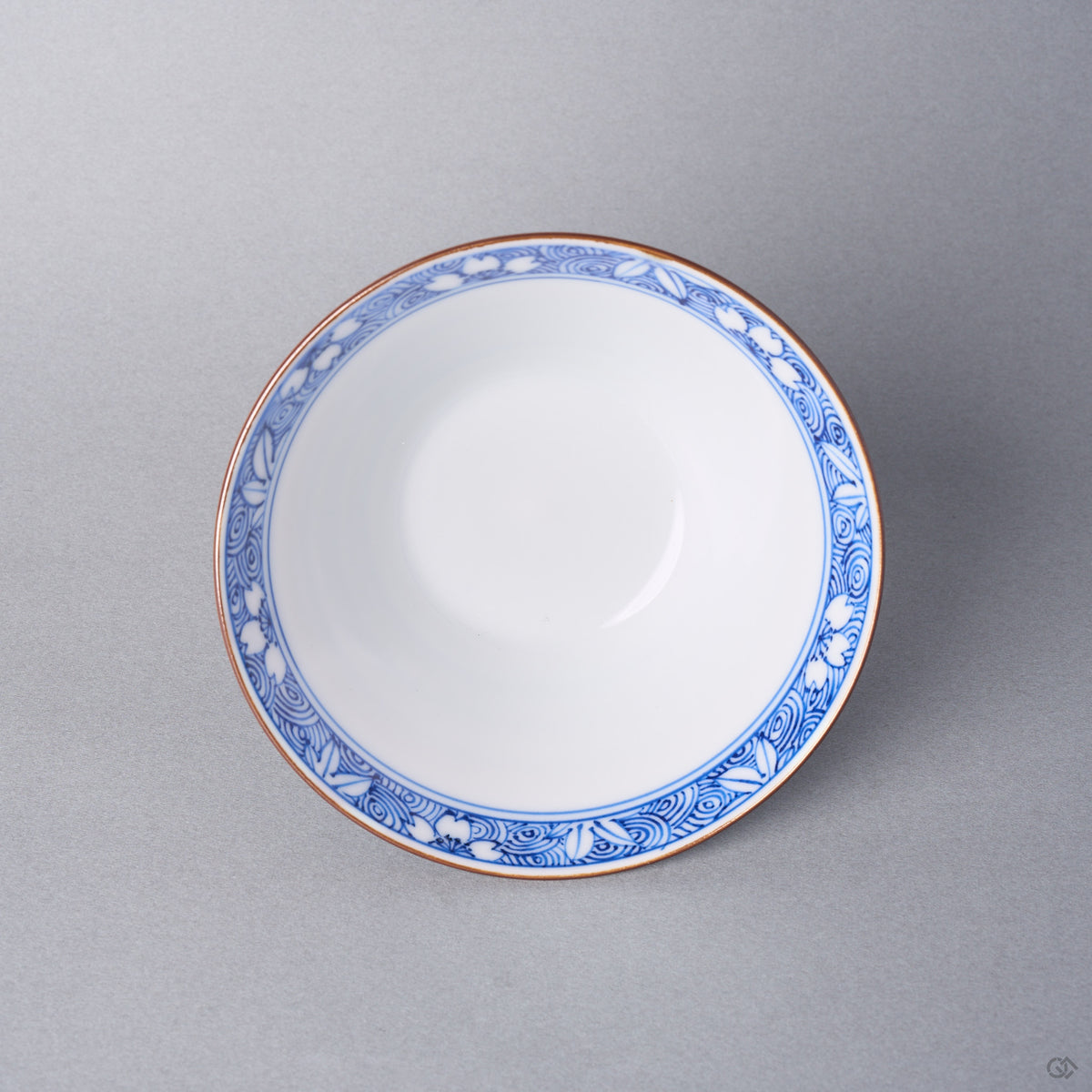 Kintsugi bowl in Arita porcelain without its lid, the white well ringed by a wave-and-blossom band; natural urushi and 24K gold work is on the lid only.