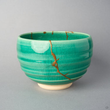 Authentic 24K gold kintsugi Kyoto ware matcha bowl Emerald Meridian, front view: an urushi and 24K gold seam climbs the spiral-ridged emerald crackle glaze from foot to rim.