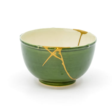 Authentic kintsugi Kyoto ware Oribe sake cup with green glaze and bold 24K gold diagonal line — genuine insight into kintsugi artistry praised by an on-site buyer from Florida.