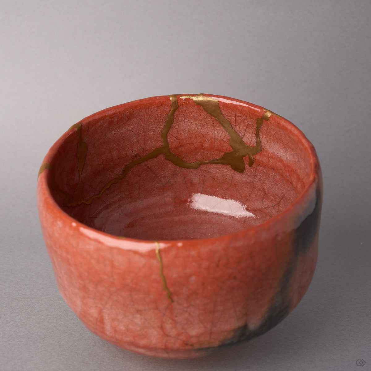 Kintsugi matcha bowl in Raku-style Kyoto ware, interior seen from above, rejoined with natural urushi, a branching 24K gold seam along the upper inner wall.