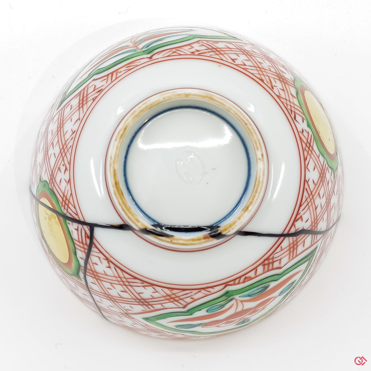 Photo of the bottom side of an authentic Kintsugi pottery, showing its overall design and features