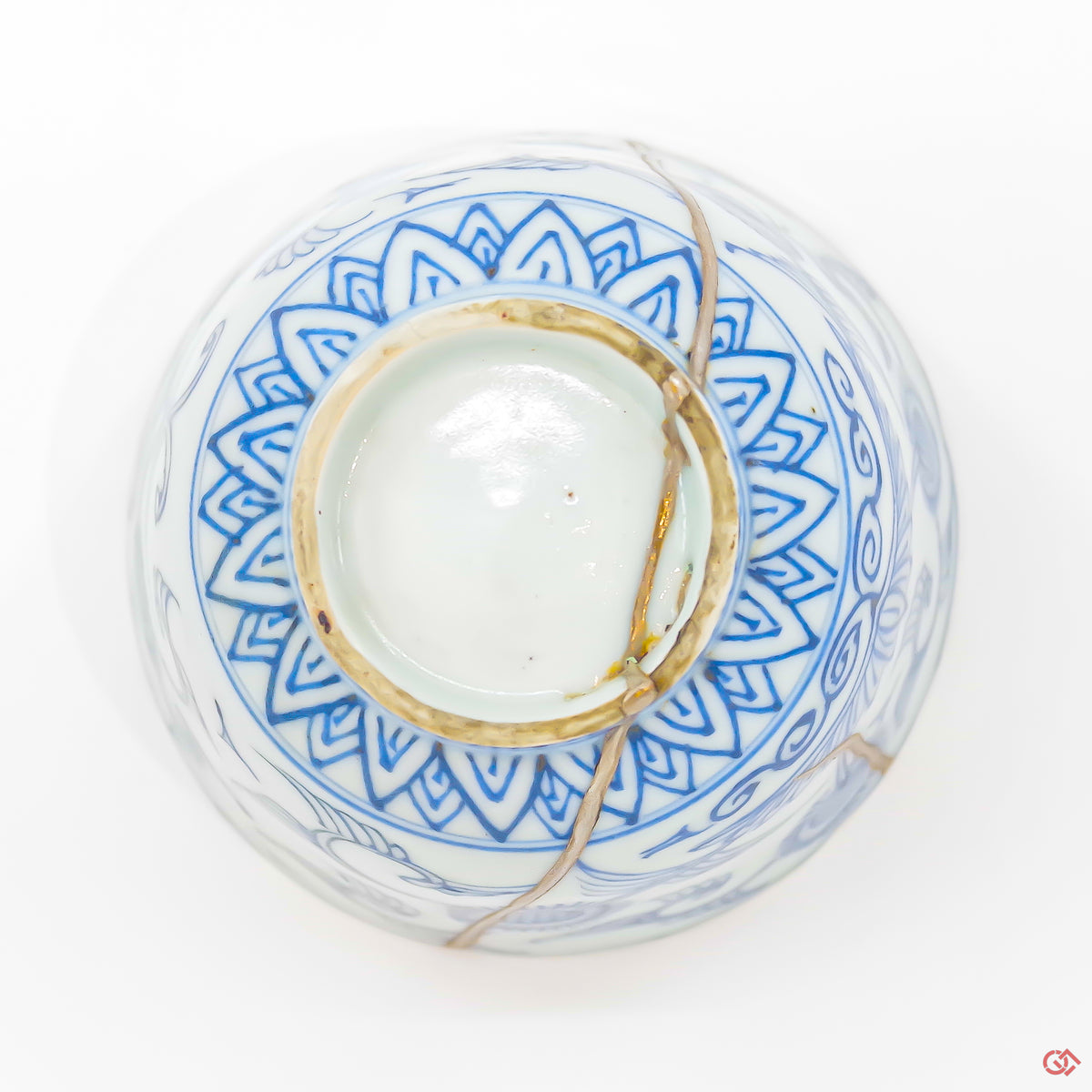 A photo of the bottom of an authentic Kintsugi pottery piece, showing its overall design and features.