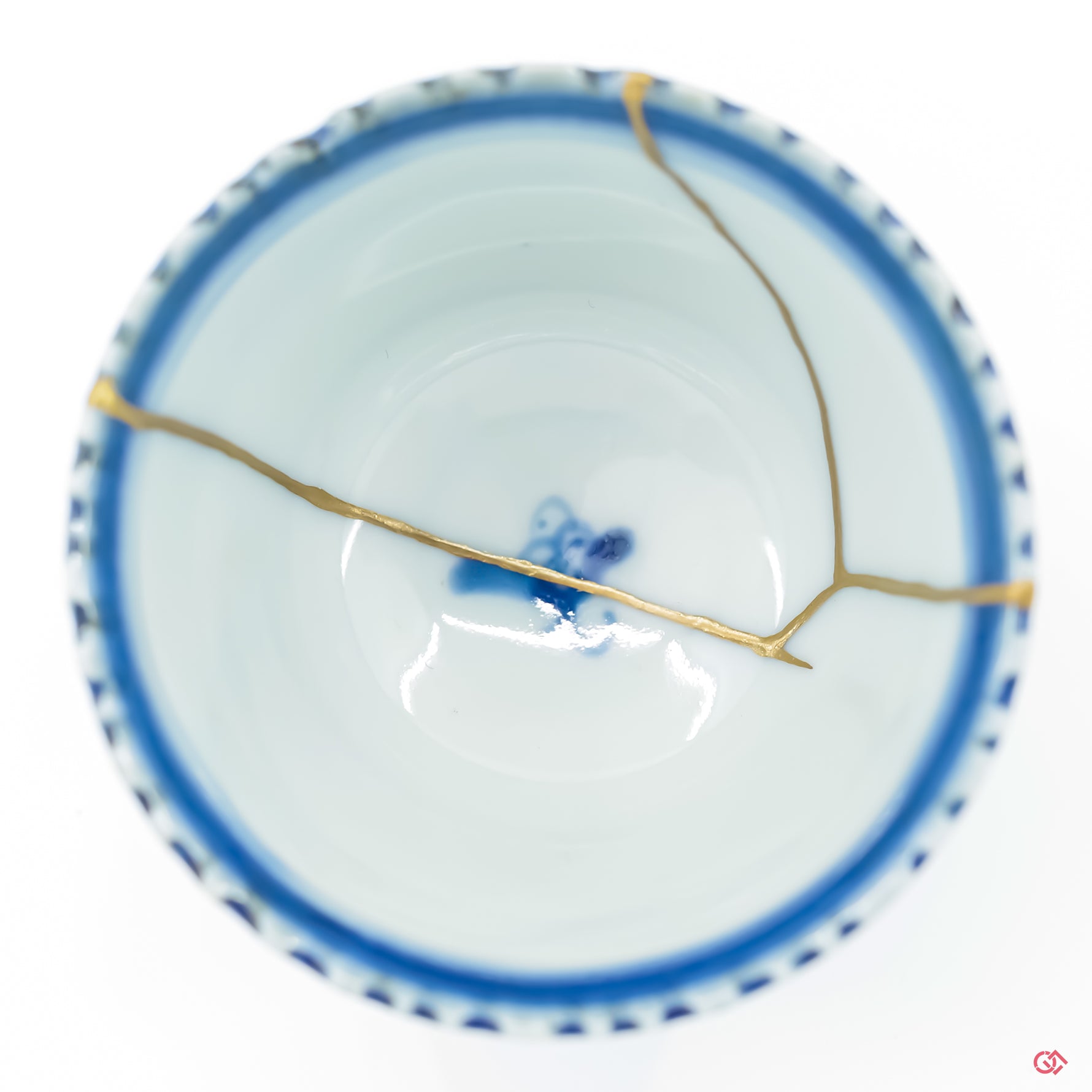 Close up of a kintsugi repaired crack, with clear visual of the gold adhered to the ceramic.