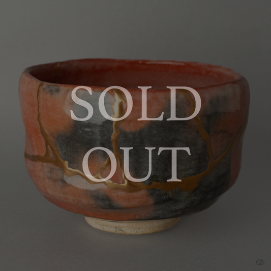 → Sold-out matcha bowl restored with 24K gold Kintsugi, Kyoto ware — a serene piece reflecting wabi-sabi beauty.