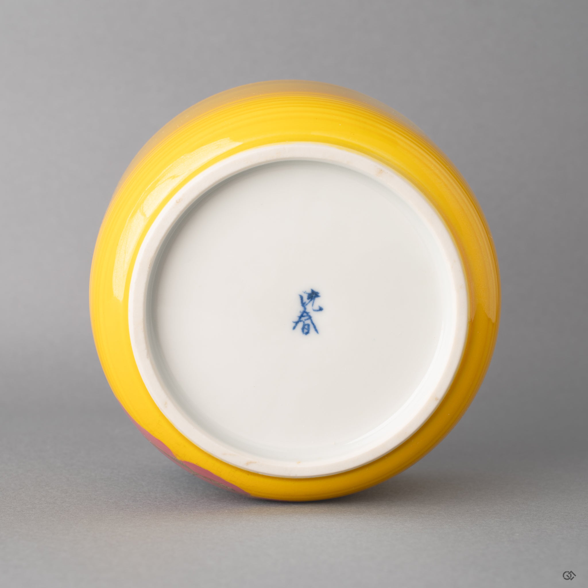 The base, marked by Japanese craftsmanship, is this kintsugi bowl's foundation. A quiet testament to a moment of contemplation.