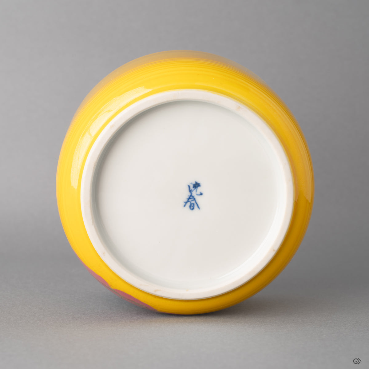 The base, marked by Japanese craftsmanship, is this kintsugi bowl's foundation. A quiet testament to a moment of contemplation.