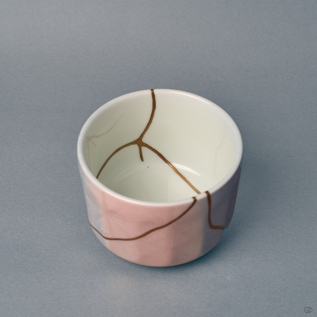 Close within the bowl, roiro-finished gold catches light along a kintsugi seam, hinting at the patina of time in urushi.