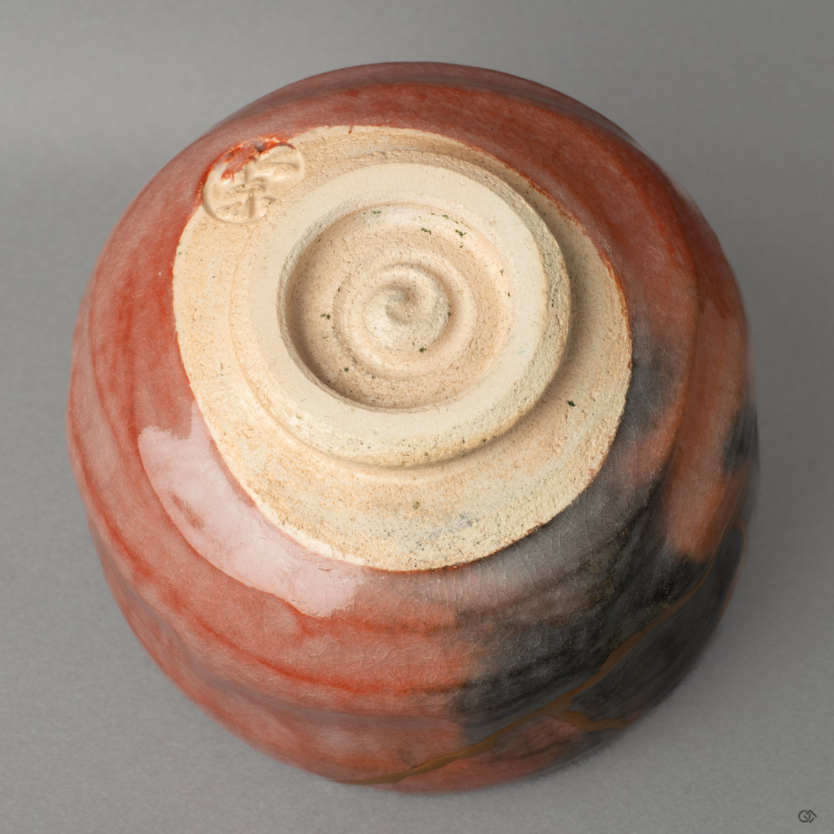 Bottom view of the Kyoto ware bowl, showing the artisan's mark and kintsugi seam, a sign of cultural heritage and authentic craftsmanship.