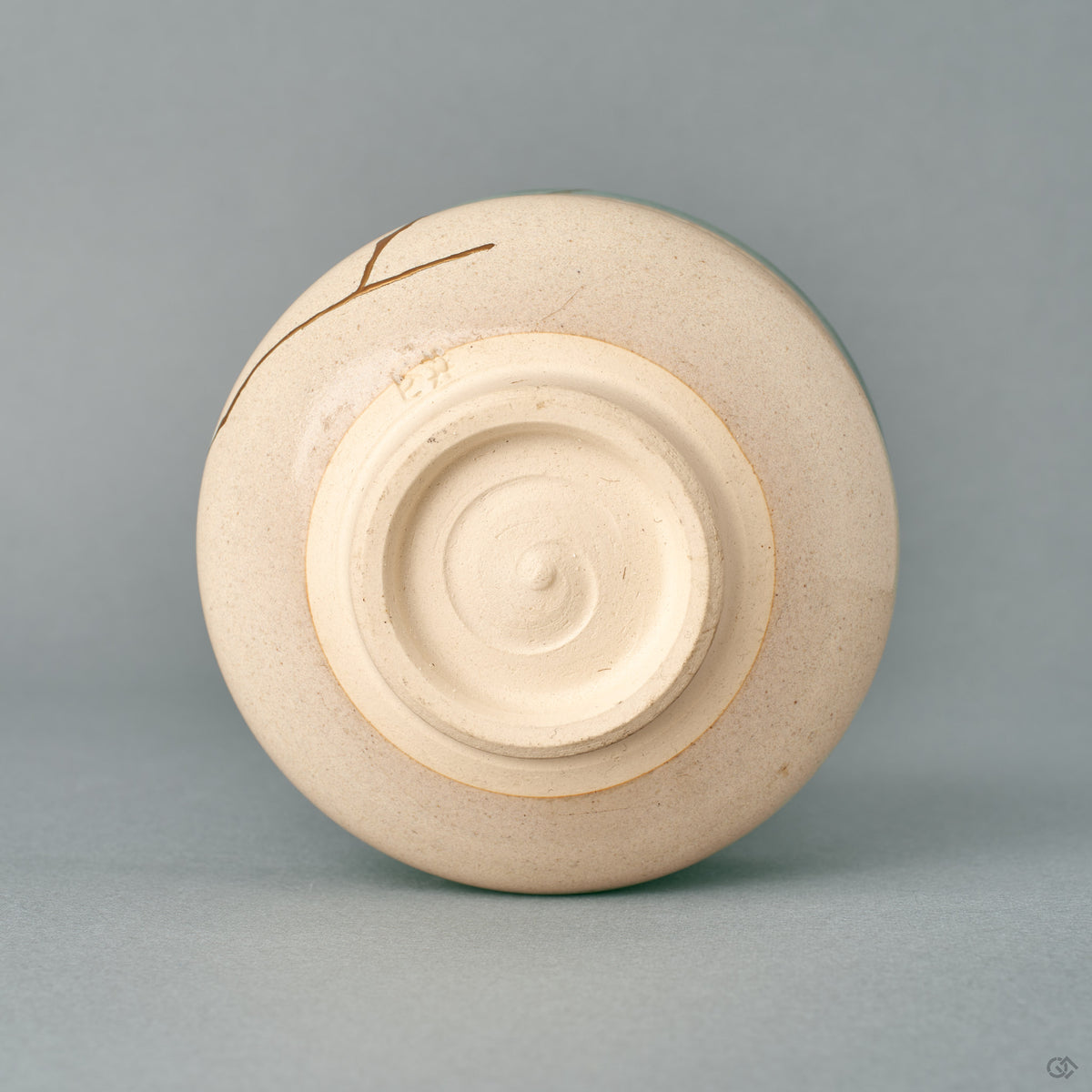 The unglazed foot ring of this kintsugi Kyoto matcha bowl reveals the earthenware clay, museum-worthy craftsmanship in every detail.
