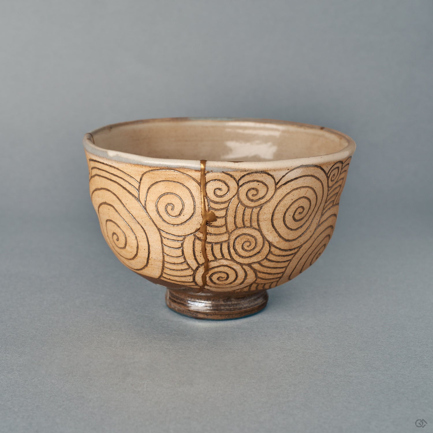 Front view of a kintsugi Kyoto matcha bowl, a single gold seam over carved spirals on warm clay, wabi-sabi quiet.