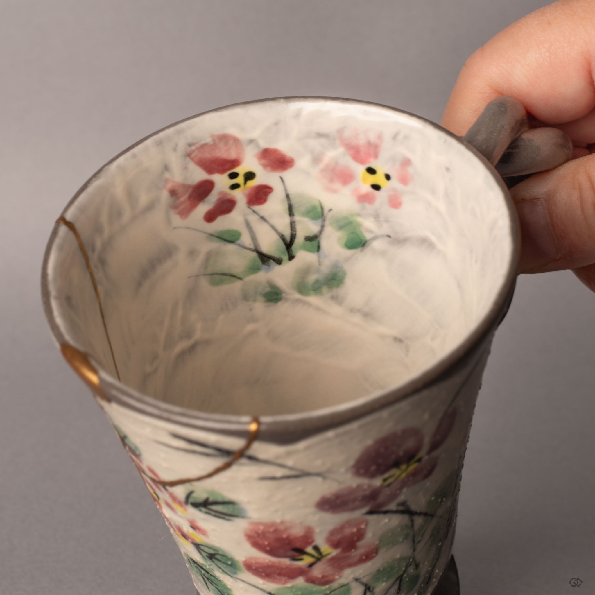 Hand-painted florals bloom inside this kintsugi mug, brushwork carrying the quiet beauty of a Kyoto garden.