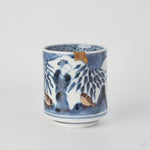 Rotating view of a kintsugi sake cup in Ko-Imari porcelain rebuilt with natural urushi, a 24K gold sparrow at the rim and two urushi-e sparrows below.