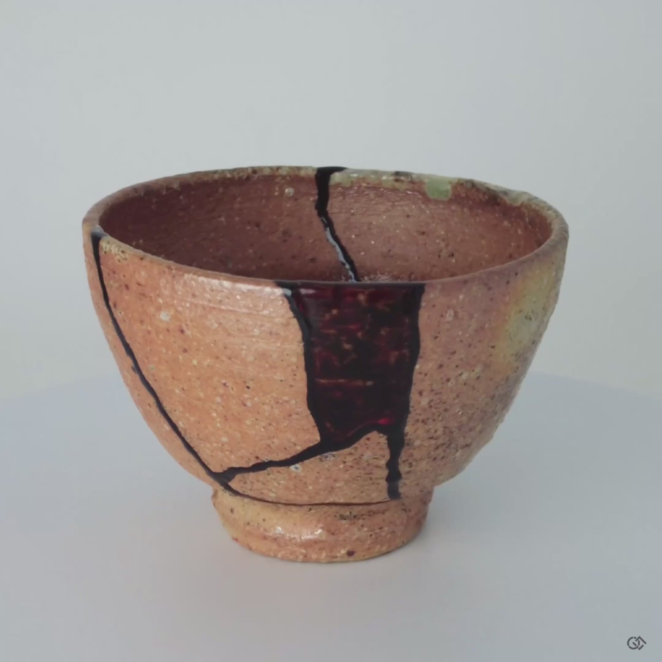 A 360-degree video of the mixed-media kintsugi cup, a dynamic testament to its dramatic rebirth and renewal through artistic lacquerwork.