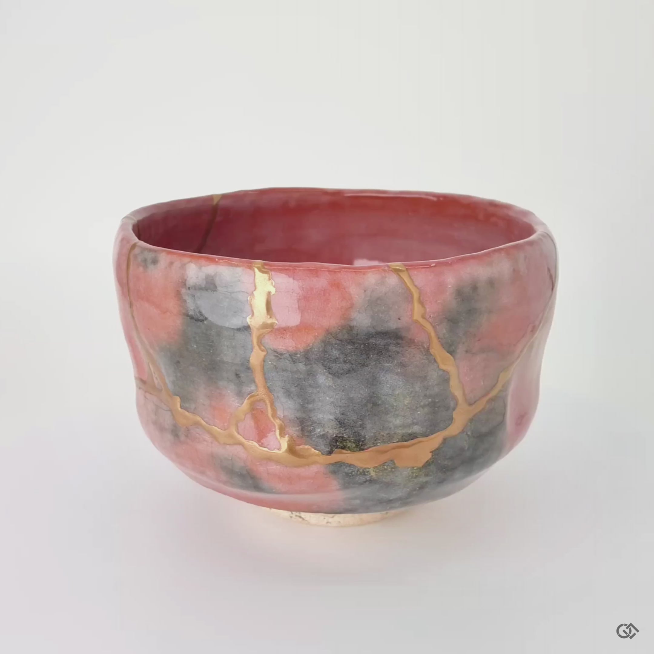 360° video of the kintsugi matcha bowl, showcasing its 24k gold repair. A display of timeless elegance and museum-worthy craftsmanship.