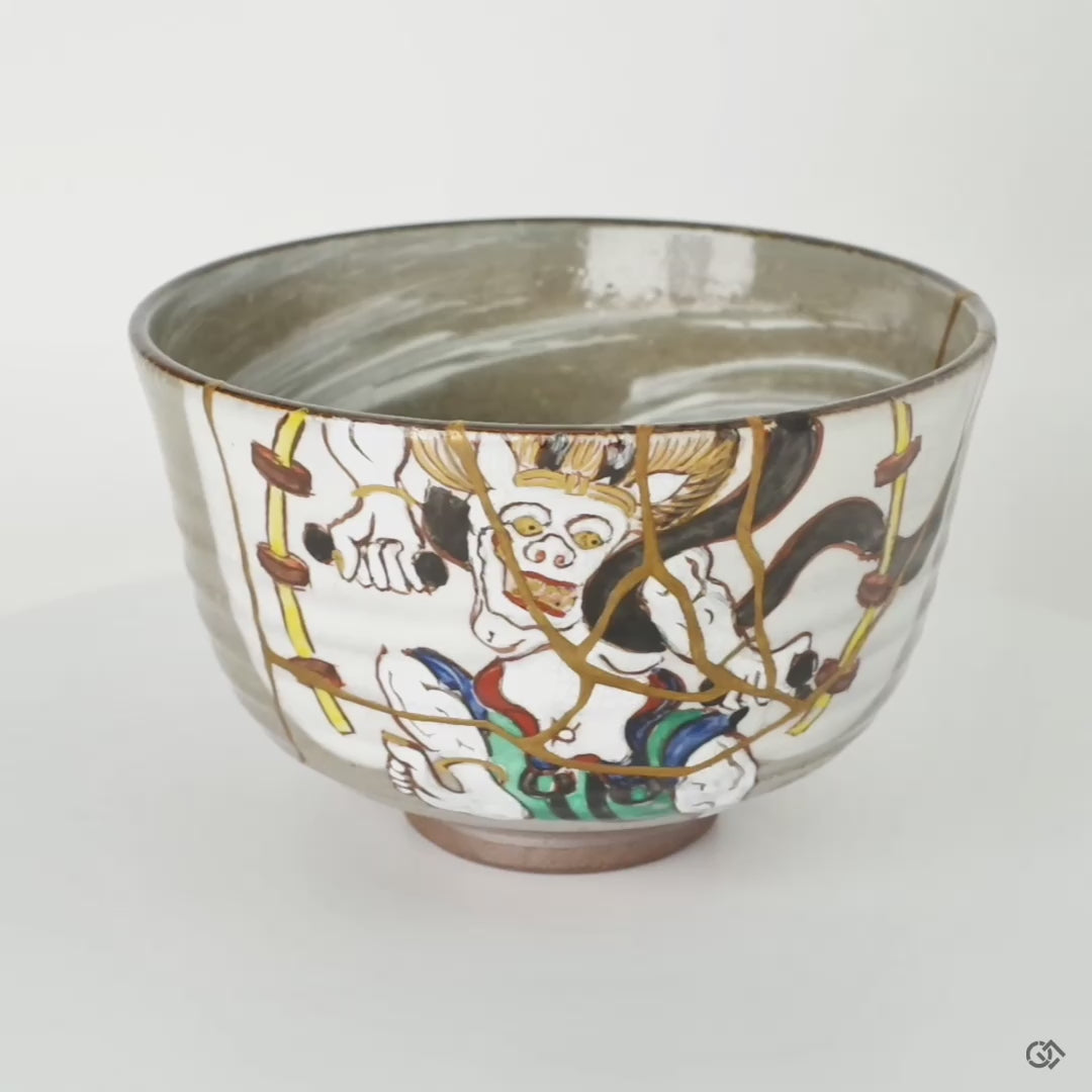 Rotation video showing the full surface of the kintsugi bowl. The mending highlights the spiritual elegance of the restoration.