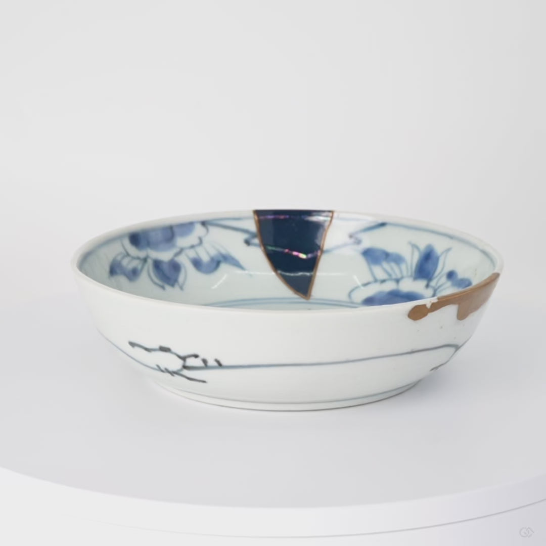 A 360-degree video of the Ko-Imari bowl, revealing the interplay of light between the steady glow of gold and the shifting iridescence of Raden.