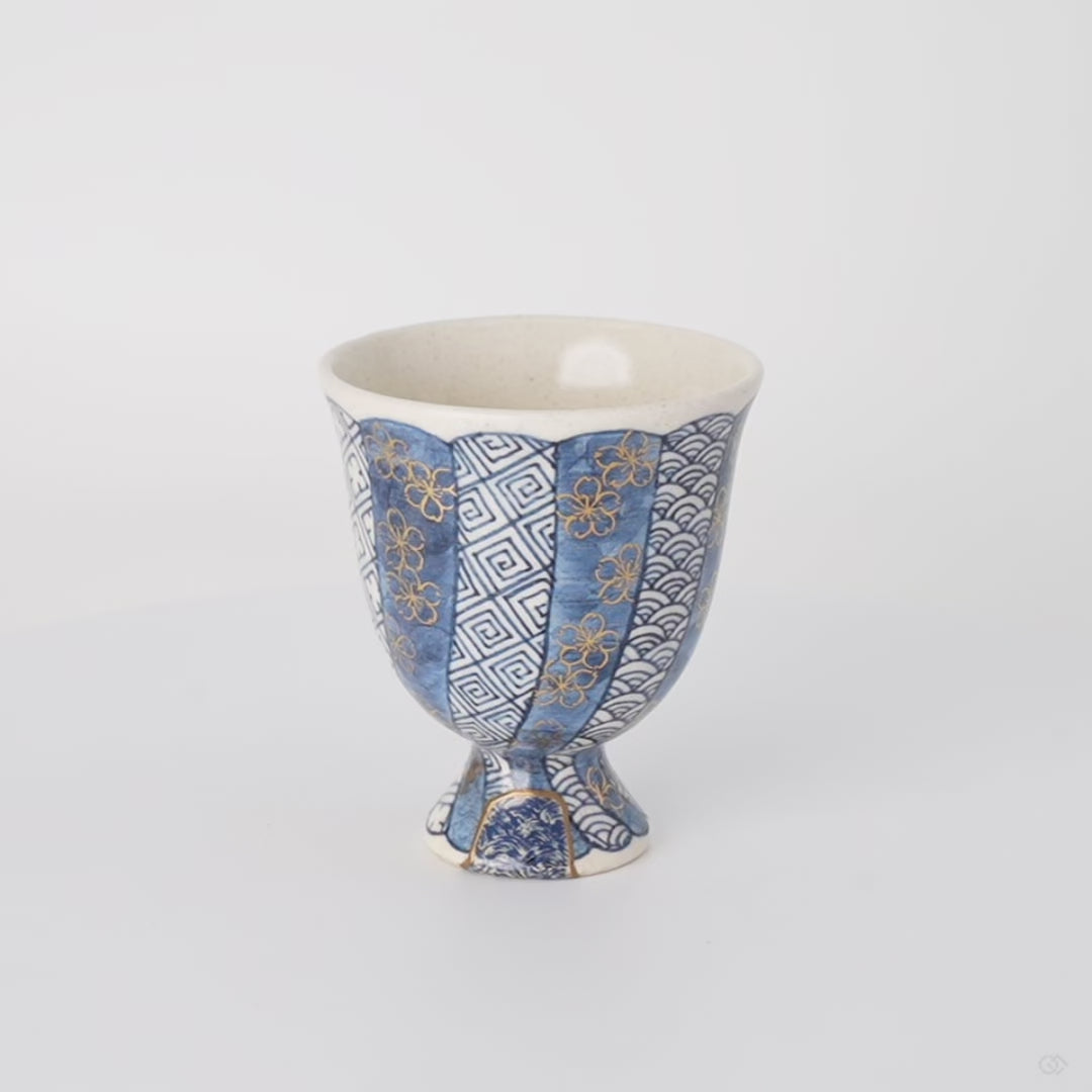 A smooth, 360-degree rotational video of the Kintsugi vessel. As it turns, you can follow the continuous flow of the luminous 24k gold lines as they wrap around the entire piece, revealing the artwork in its full three-dimensional form.