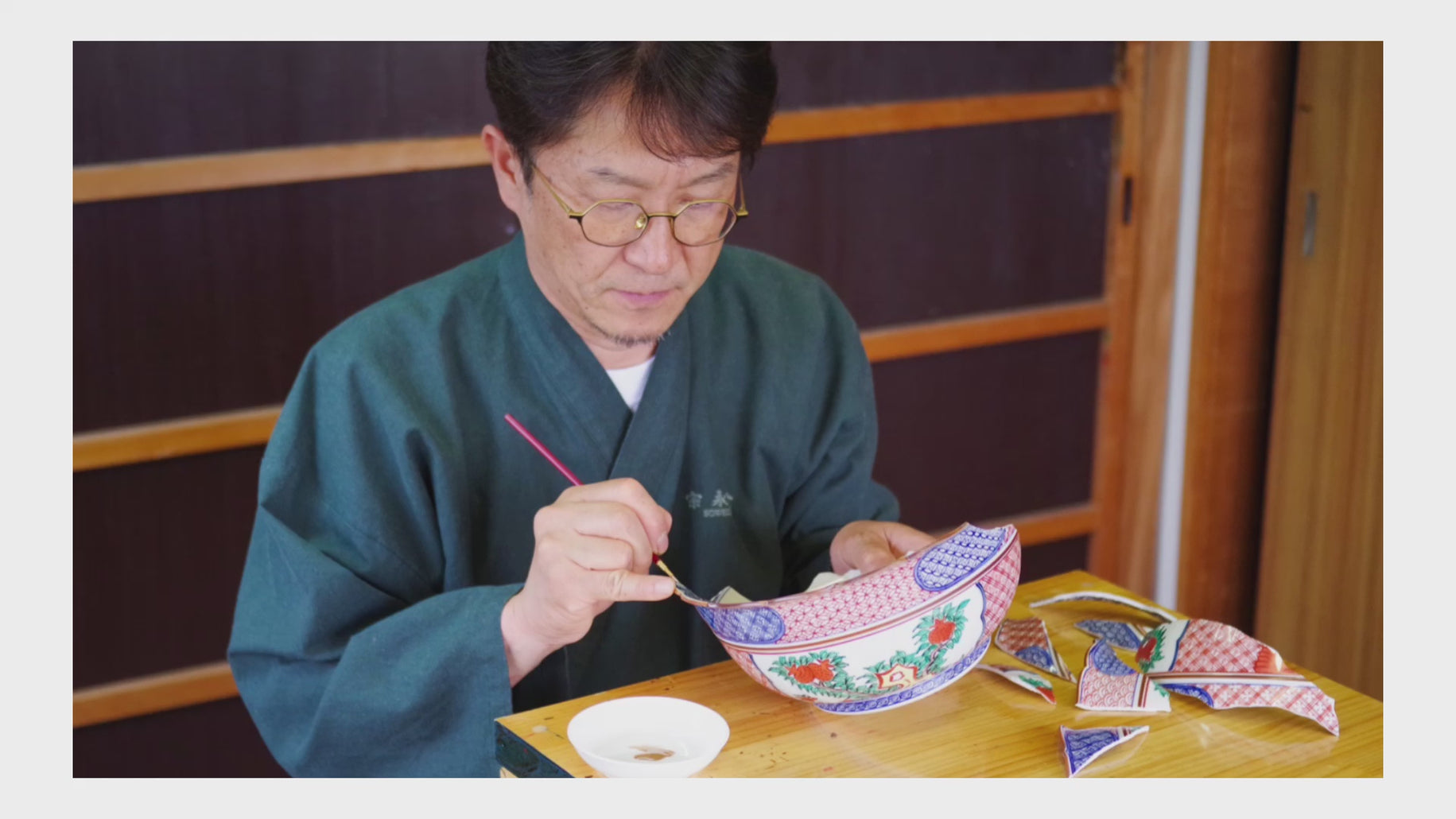 Watch a skilled Japanese lacquer artisan demonstrate the authentic kintsugi pottery repair process, using urushi lacquer and gold powder.