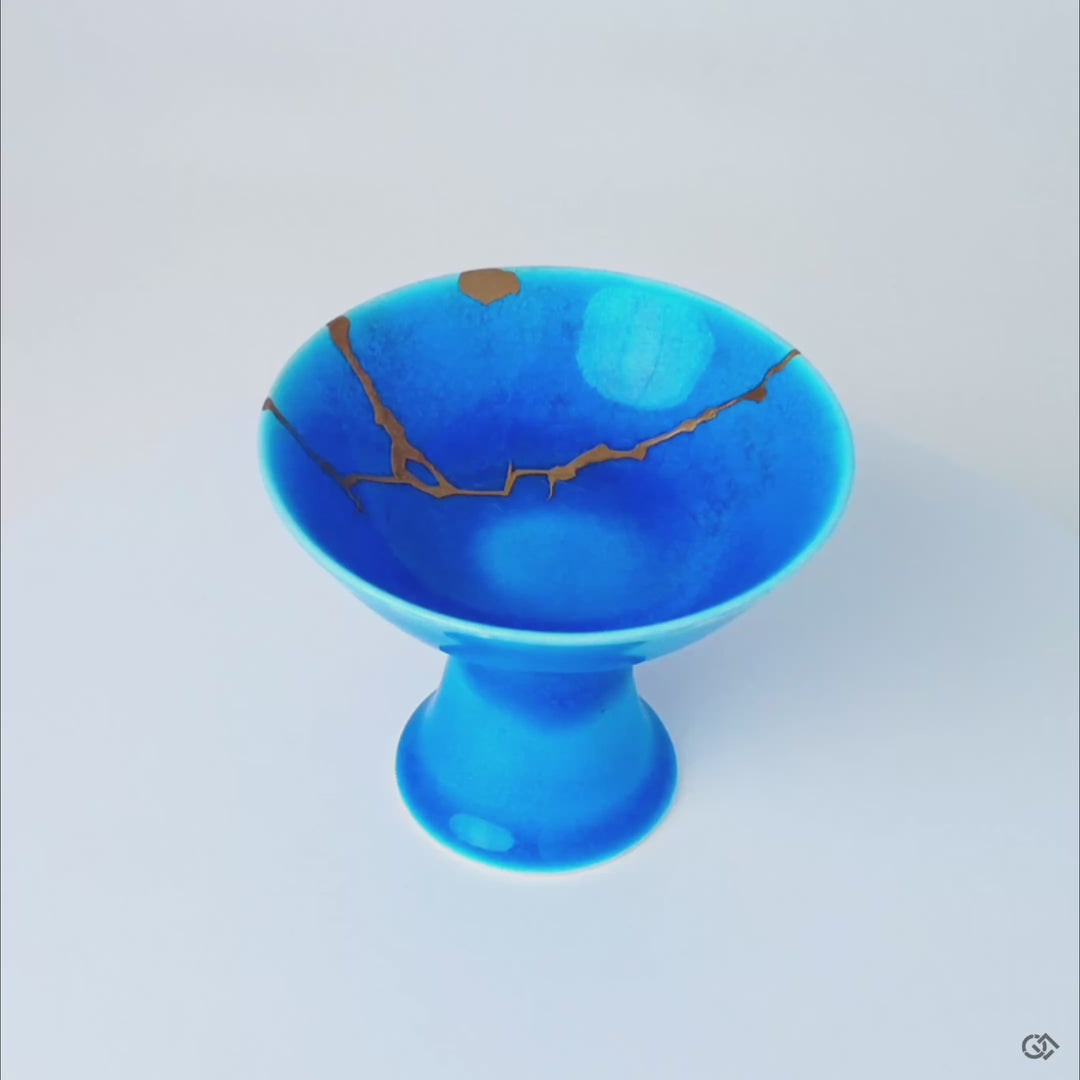 A rotating video of the authentic kintsugi sake cup, showcasing its visible resilience and perfectly imperfect form.