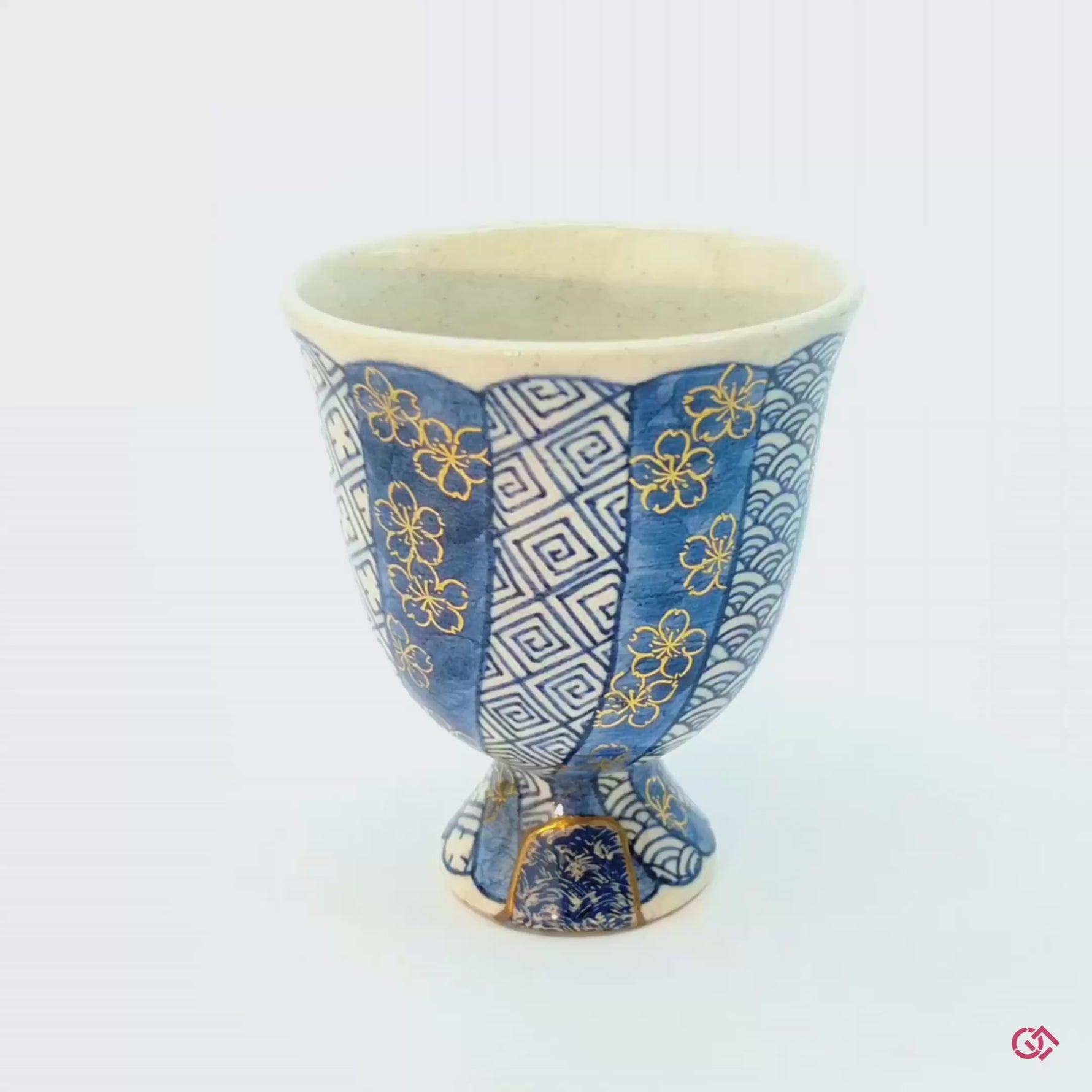 A smooth, 360-degree rotational video of the Kintsugi vessel. As it turns, you can follow the continuous flow of the luminous 24k gold lines as they wrap around the entire piece, revealing the artwork in its full three-dimensional form.