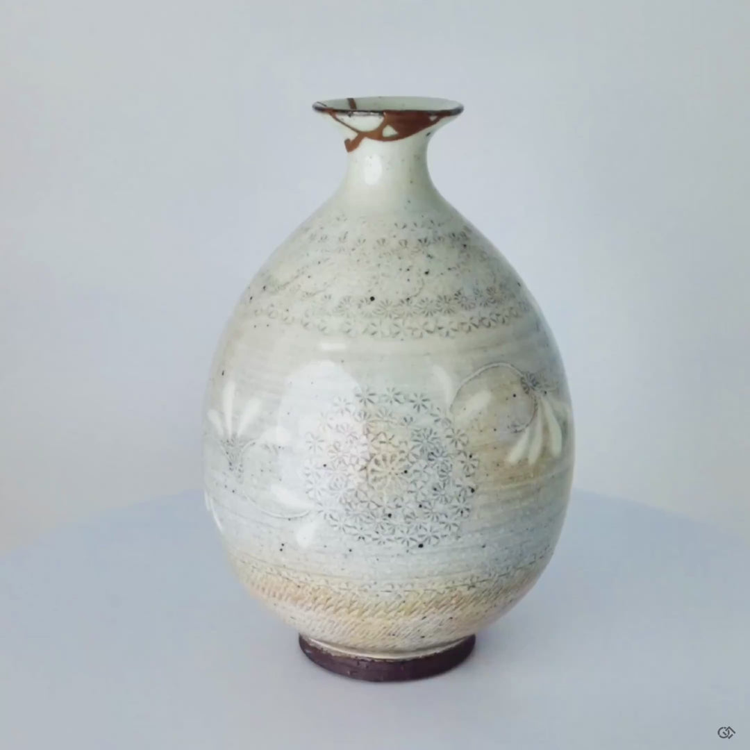 A 360-degree video of the kintsugi tokkuri, revealing the seamless flow of its golden repair as a vision of resilience made beautiful.