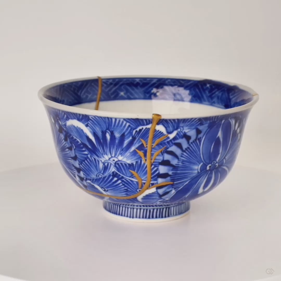 360-degree rotation of a Ko-Imari kintsugi bowl with gold maki-e and sometsuke botanicals from every angle, timeless elegance.