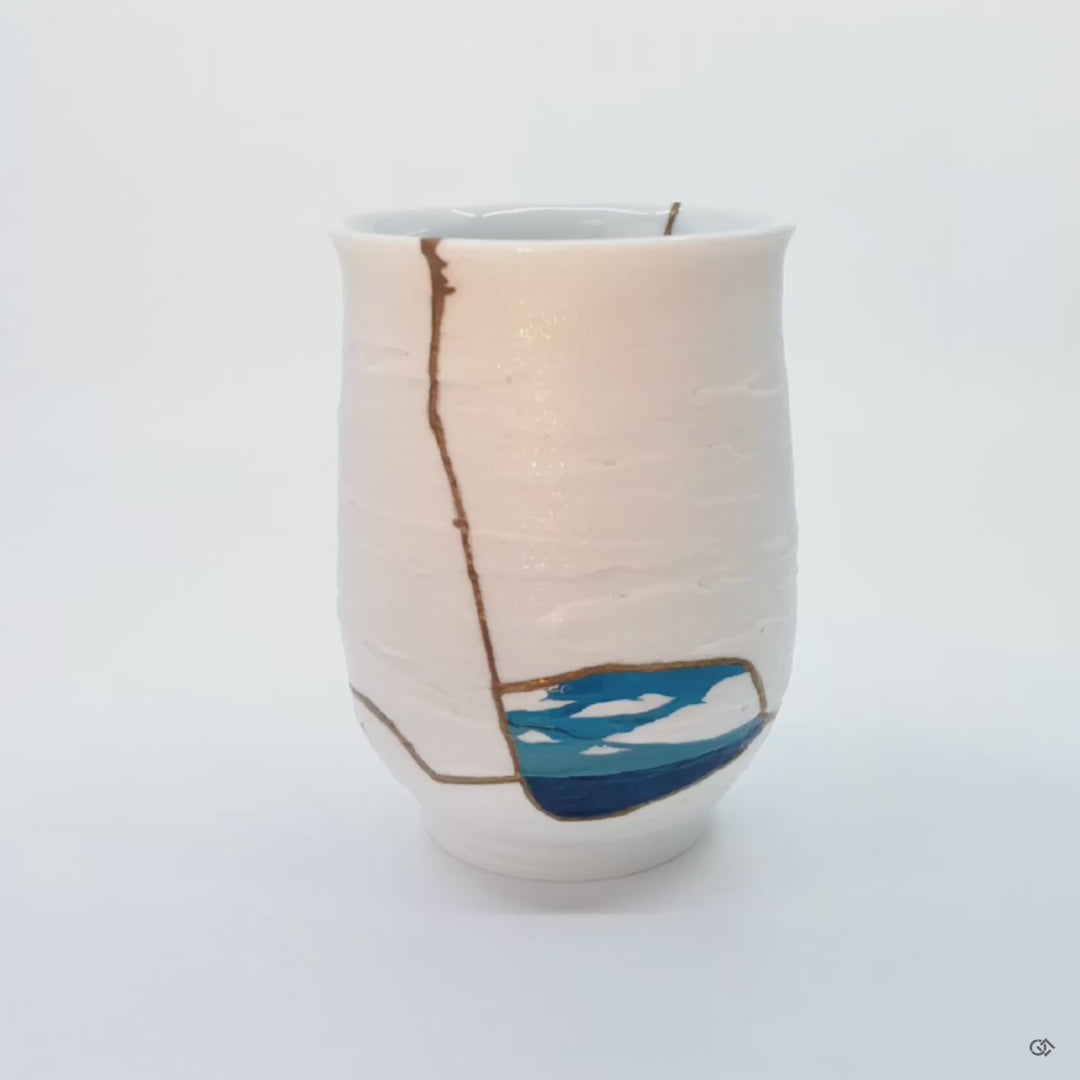 A 360-degree video of the Nabeshima kintsugi cup, revealing the seamless transition from white porcelain to golden seam to the blue Urushi-e horizon.