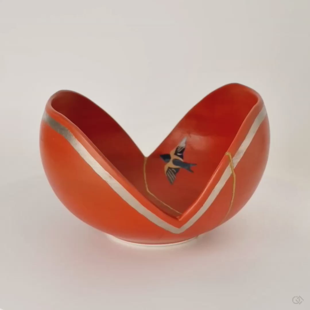 This Arita kintsugi bowl turns slowly, revealing how gold seams and urushi-e swallow dance across its organic form.