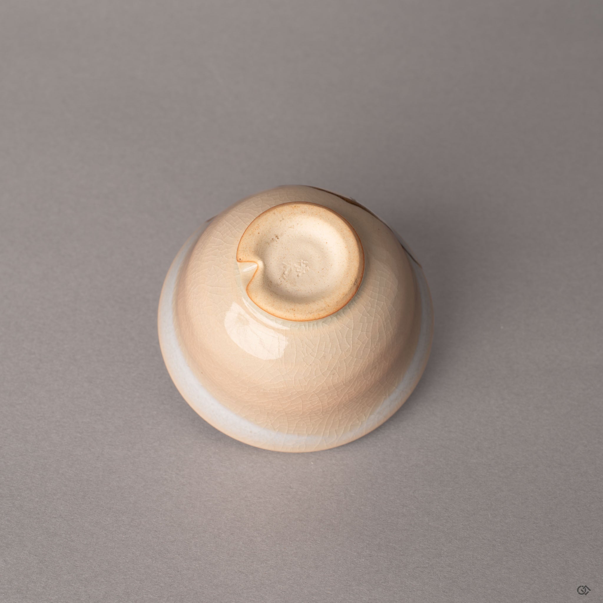 The kiriko-dai cut foot of this Hagi kintsugi cup rests beneath kannyu crackle glaze, a mark treasured by tea masters.