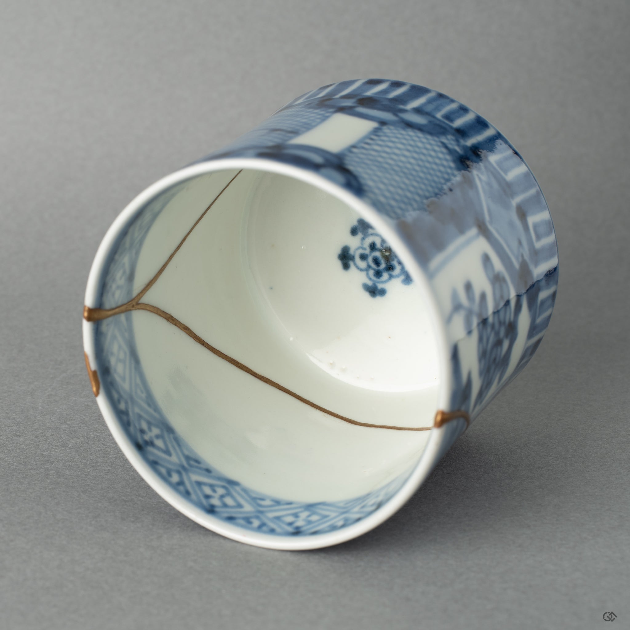 Micro-detail of the kintsugi joinery, a perfectly imperfect moment of connection between past and present.