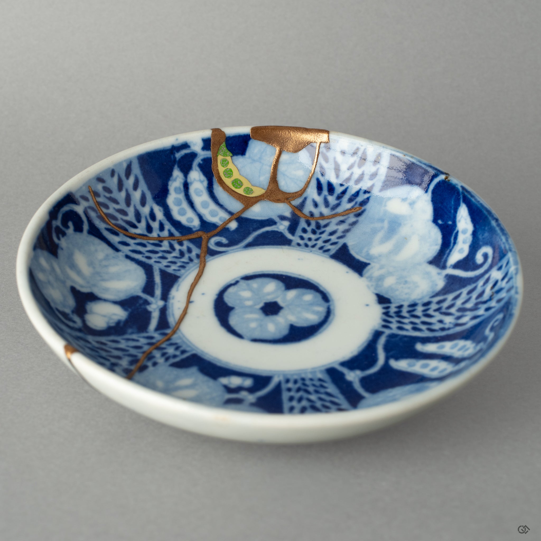 Front view of a Ko-Imari dish restored with authentic kintsugi and iro-urushitsugi, revealing the enduring legacy of Japanese craftsmanship.