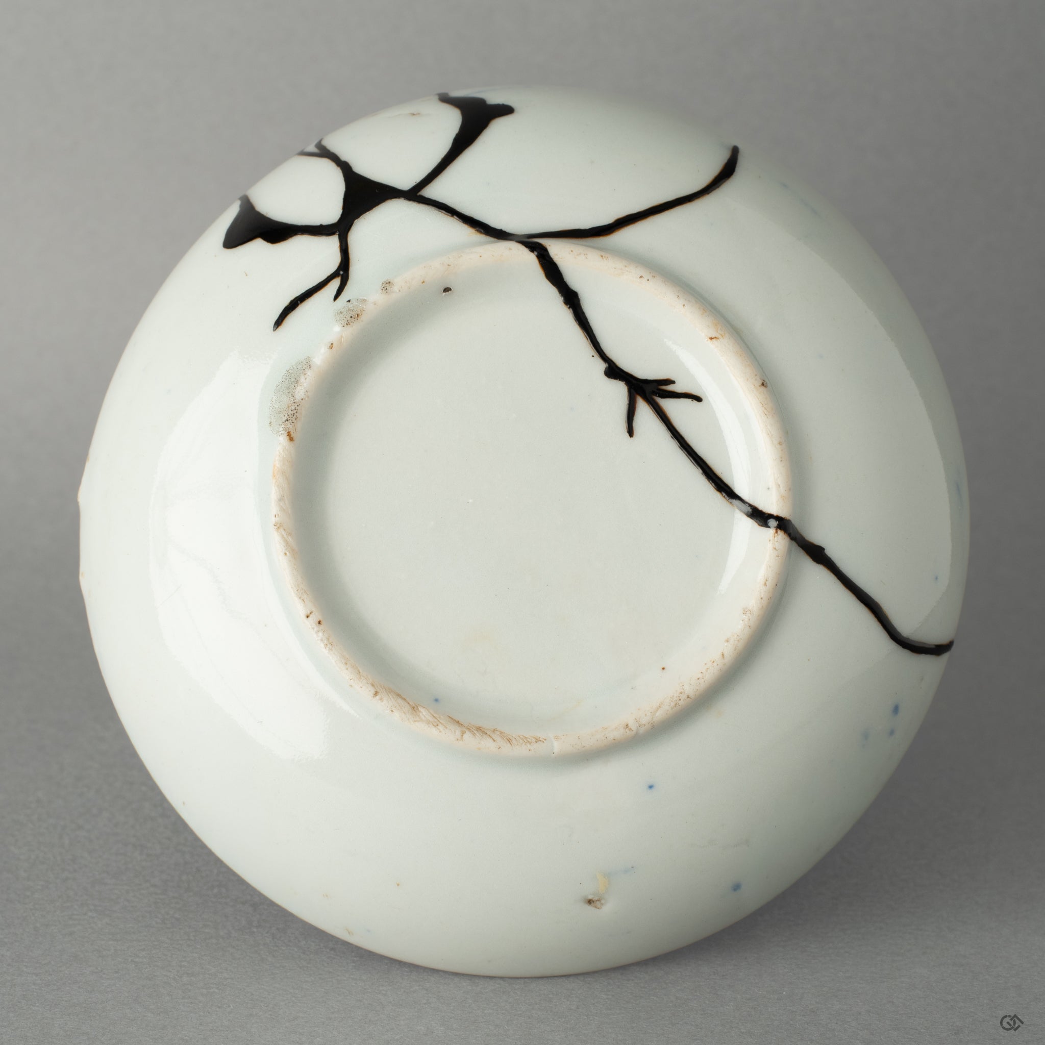 Bottom view of a Ko-Imari dish repaired with iro-urushitsugi kintsugi, preserving a patina of time and tactile history.