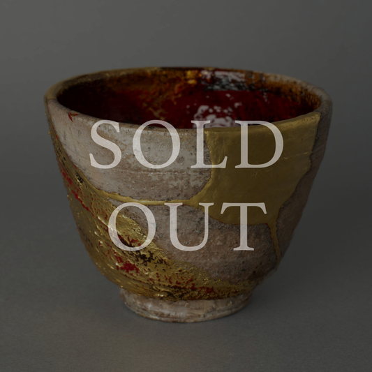 Sold out — A rustic Shigaraki ware cup restored with mixed-media kintsugi, featuring gold leaf, haku-e lacquer painting, and yakitsuke-urushi. This one-of-a-kind piece by The Kintsugi Labo JAPAN has found its home.