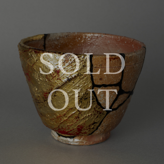 Sold out — A rustic Shigaraki ware cup restored with mixed-media kintsugi, featuring gold leaf and yakitsuke-urushi on earthy, unglazed stoneware. This one-of-a-kind piece by The Kintsugi Labo JAPAN has found its home.