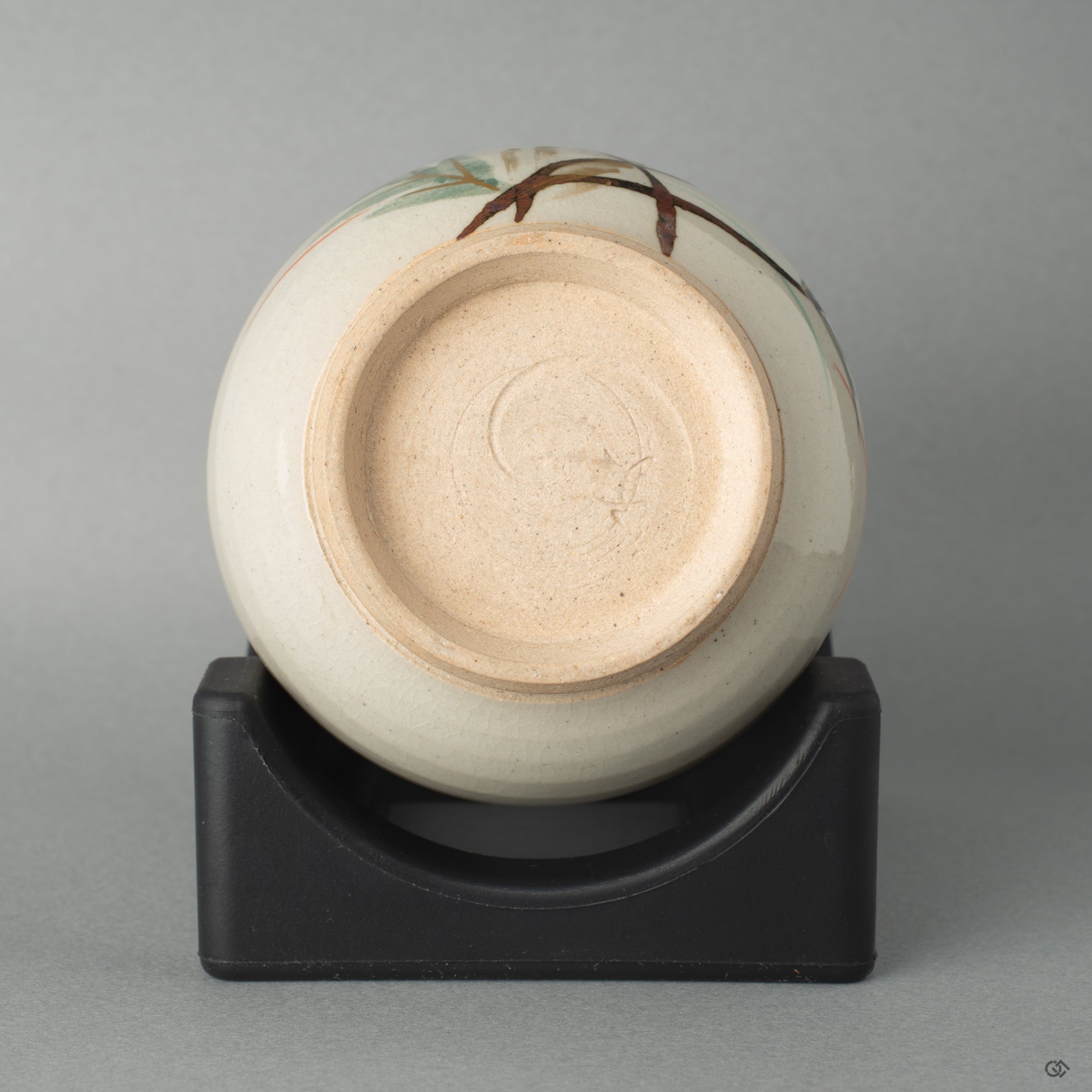 Bottom view of Kyoto tokkuri restored with iro-urushitsugi kintsugi, revealing crafted resilience in each detail.