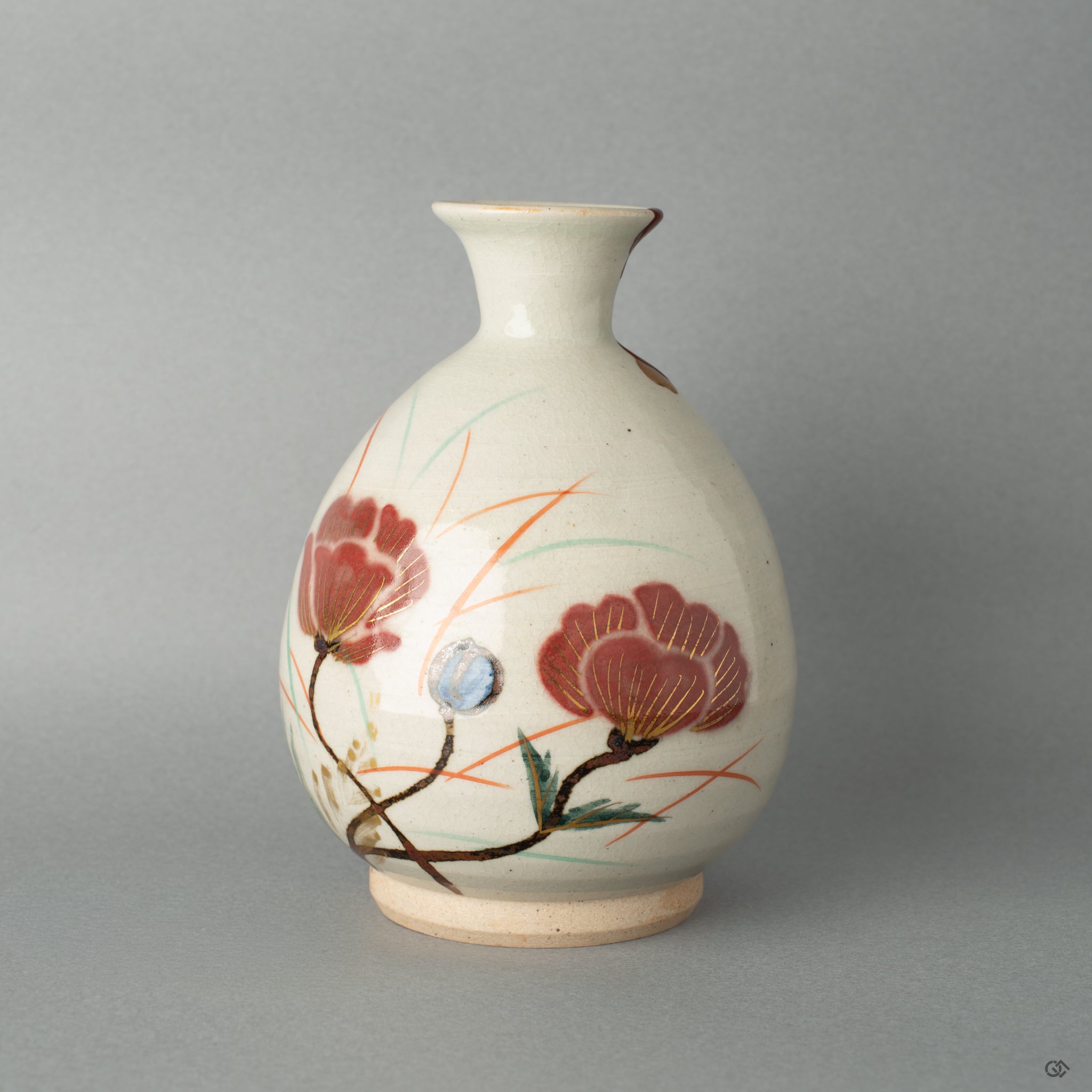 Side view of Kyoto ware tokkuri with vermillion kintsugi and gold droplet maki-e decoration, discover an imperfective beauty.