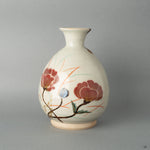 Side view of Kyoto ware tokkuri with vermillion kintsugi and gold droplet maki-e decoration, discover an imperfective beauty.