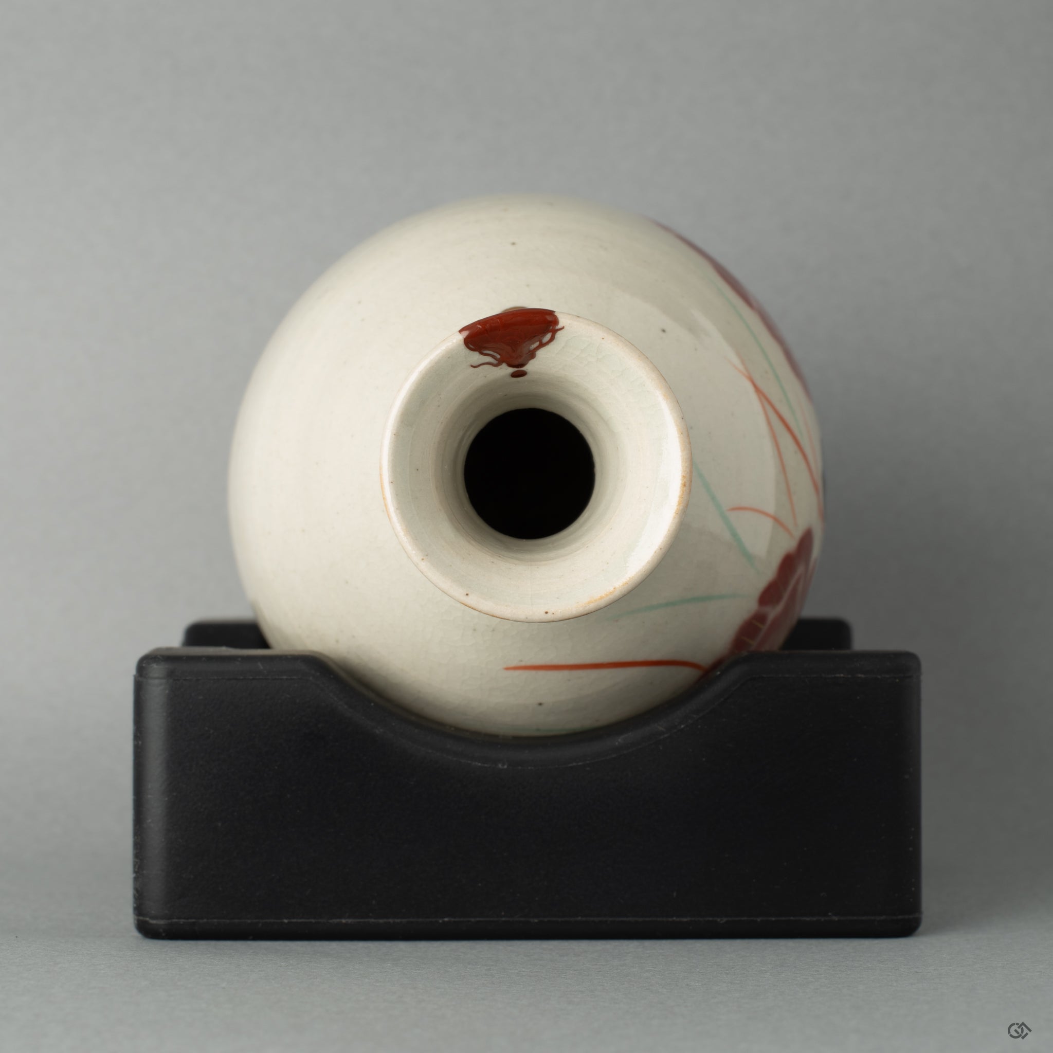 Top view of Kyoto ware tokkuri with vermilion kintsugi and gold droplet maki-e, honoring centuries-old tradition.